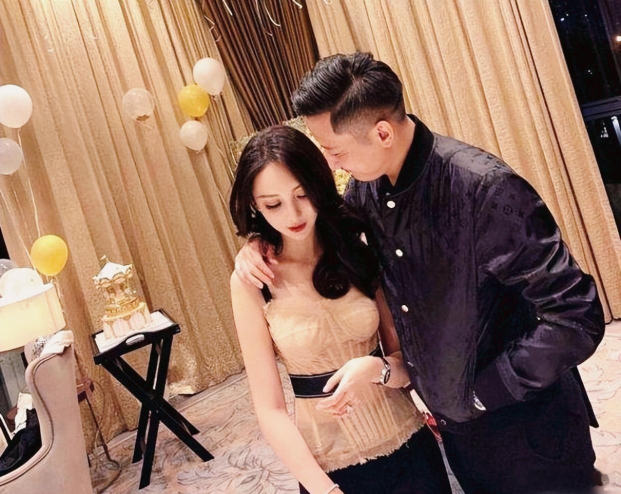 都说叶珂的人设是假的，叶珂直播说的话没几件是真的，现在叶珂的年龄也成谜了。叶珂的