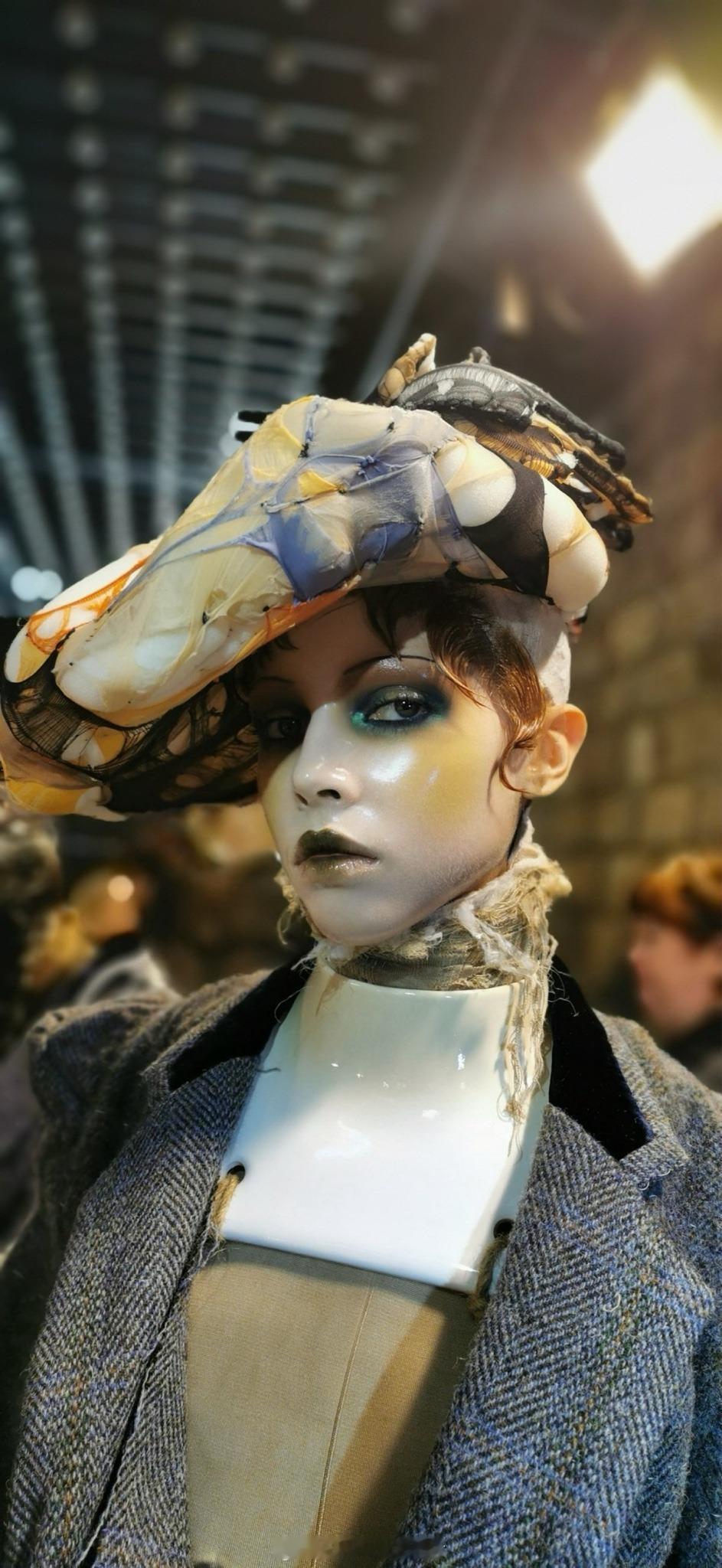 彩妆大师 Pat McGrath笔下的鬼魅油画妆，是 为 Maison Marg