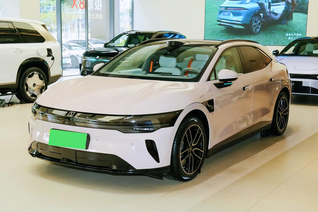 👀我觉得新款极氪007GT不是给那种只想省心代步的人准备的，它更像给“想把车开