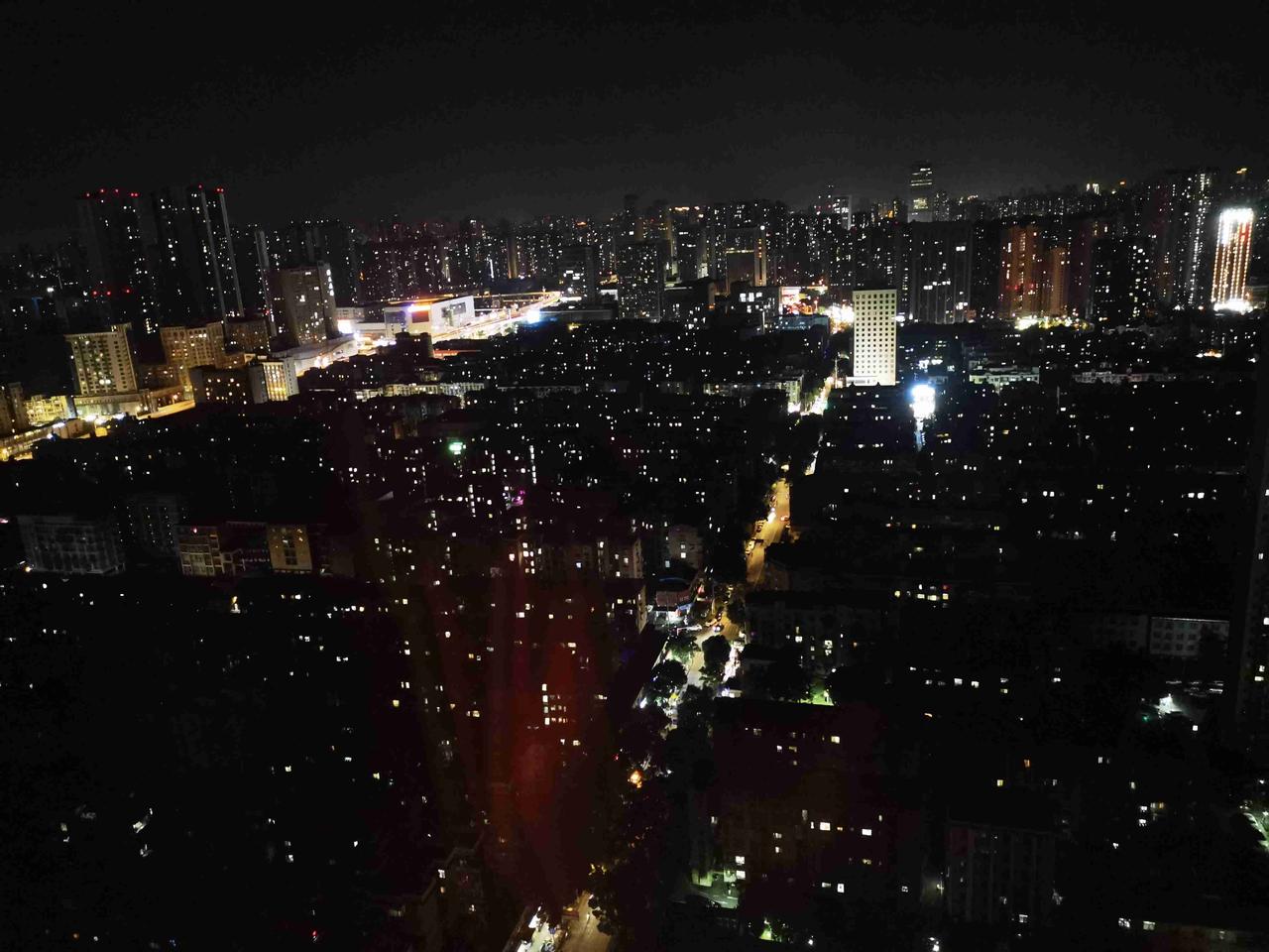 7月16日，武汉的天依旧很热，下午的时候，去汉江江滩转了2小时，不到7点回来后，