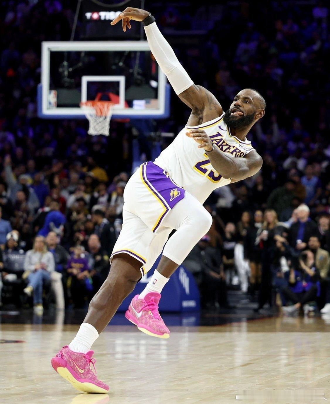 卡梅隆·安东尼高度评价勒布朗：👀“勒布朗如果真的想，就能成为NBA得分王……如