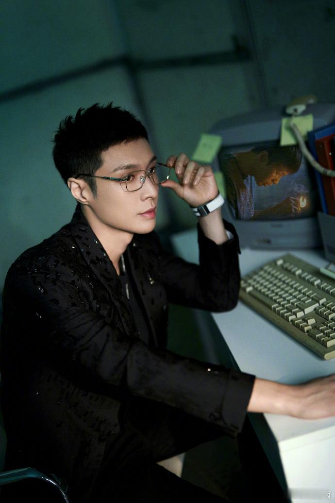 #张艺兴潘生合照##张艺兴贴片黑西装# 天哪，第一次见这种合照方式，真感觉特别打