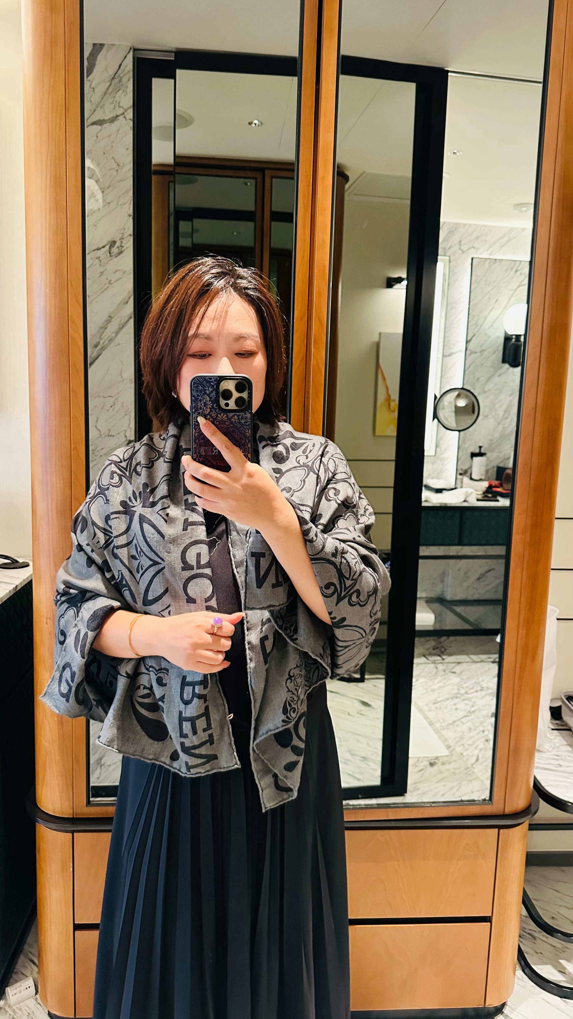 每次去澳门见任嘉伦，我都会稍作打扮一番，特别是会穿宽松的长裙和配戴珠宝首饰。最后
