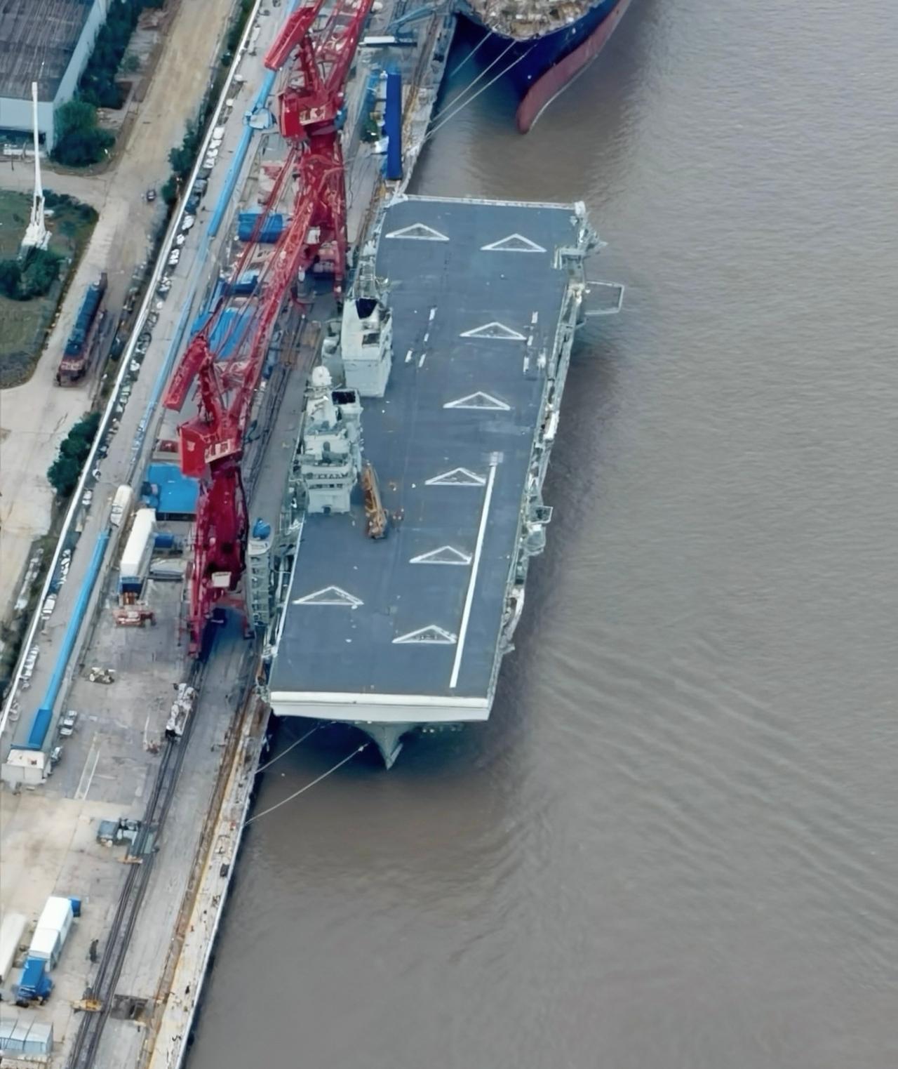 妙脆角是吧▶️
航拍vs卫星图
对比一下就知道为啥“美国人的卫星啥都看见了保密还