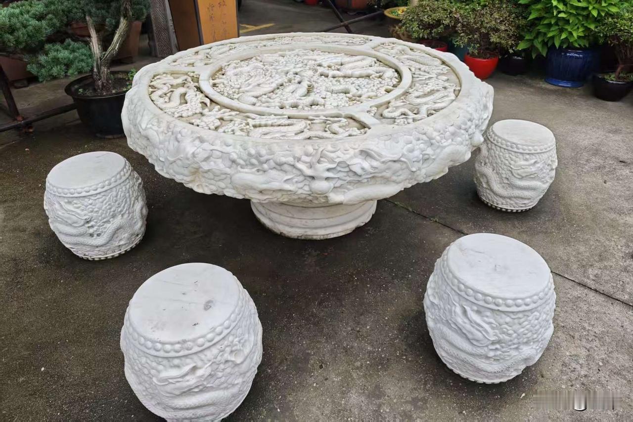 国庆期间，在南京看到了下面图片的圆桌和凳子，请问好友，这是什么石材的呢？是大理石