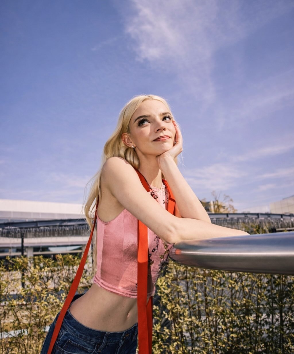 安雅·泰勒-乔伊化身《超级马力欧银河大电影》碧姬公主，不像是演的😆 