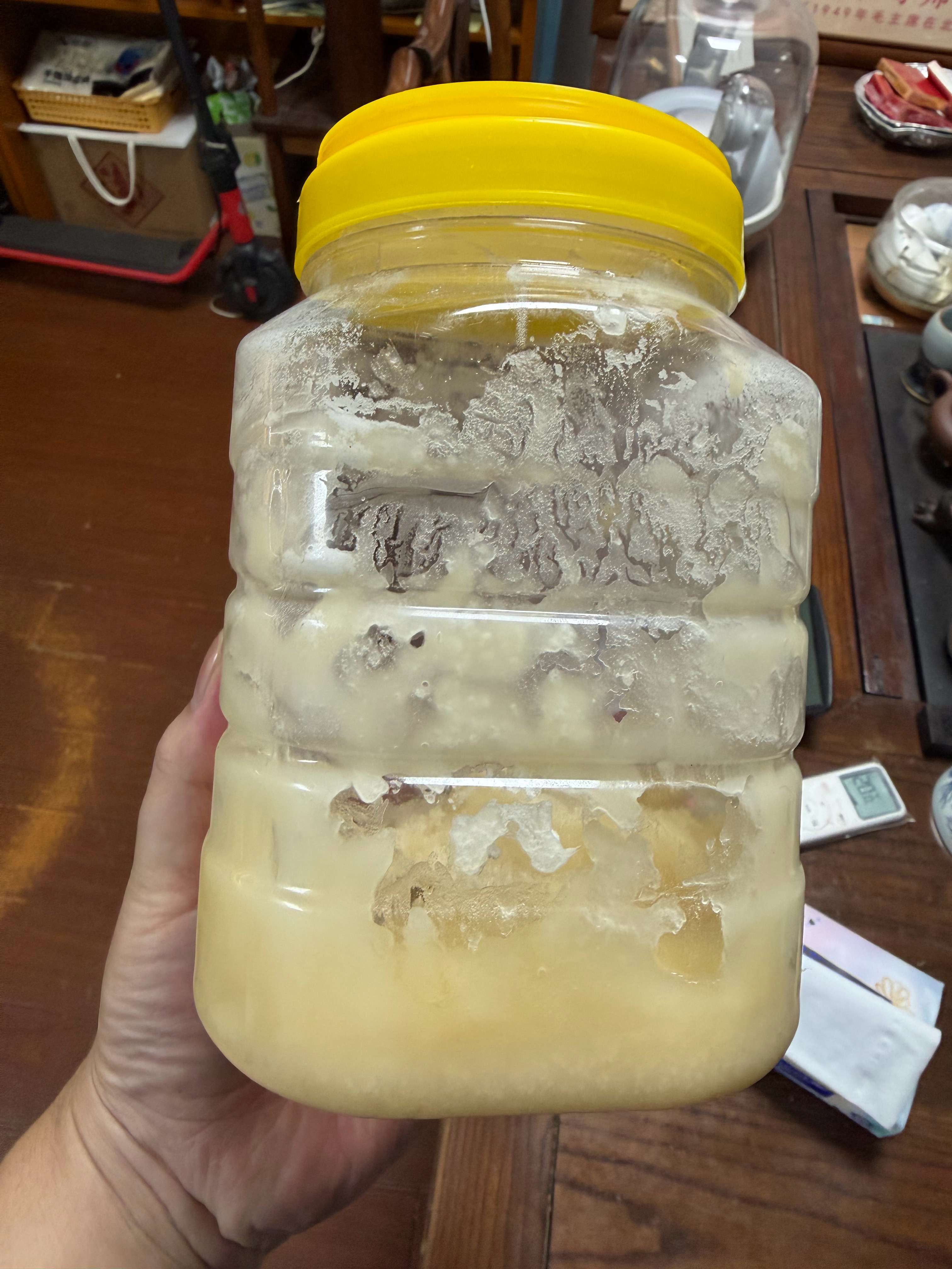 冰箱里翻出半瓶蜂蜜，放了有两三年了，没有异味，应该还能吃吧