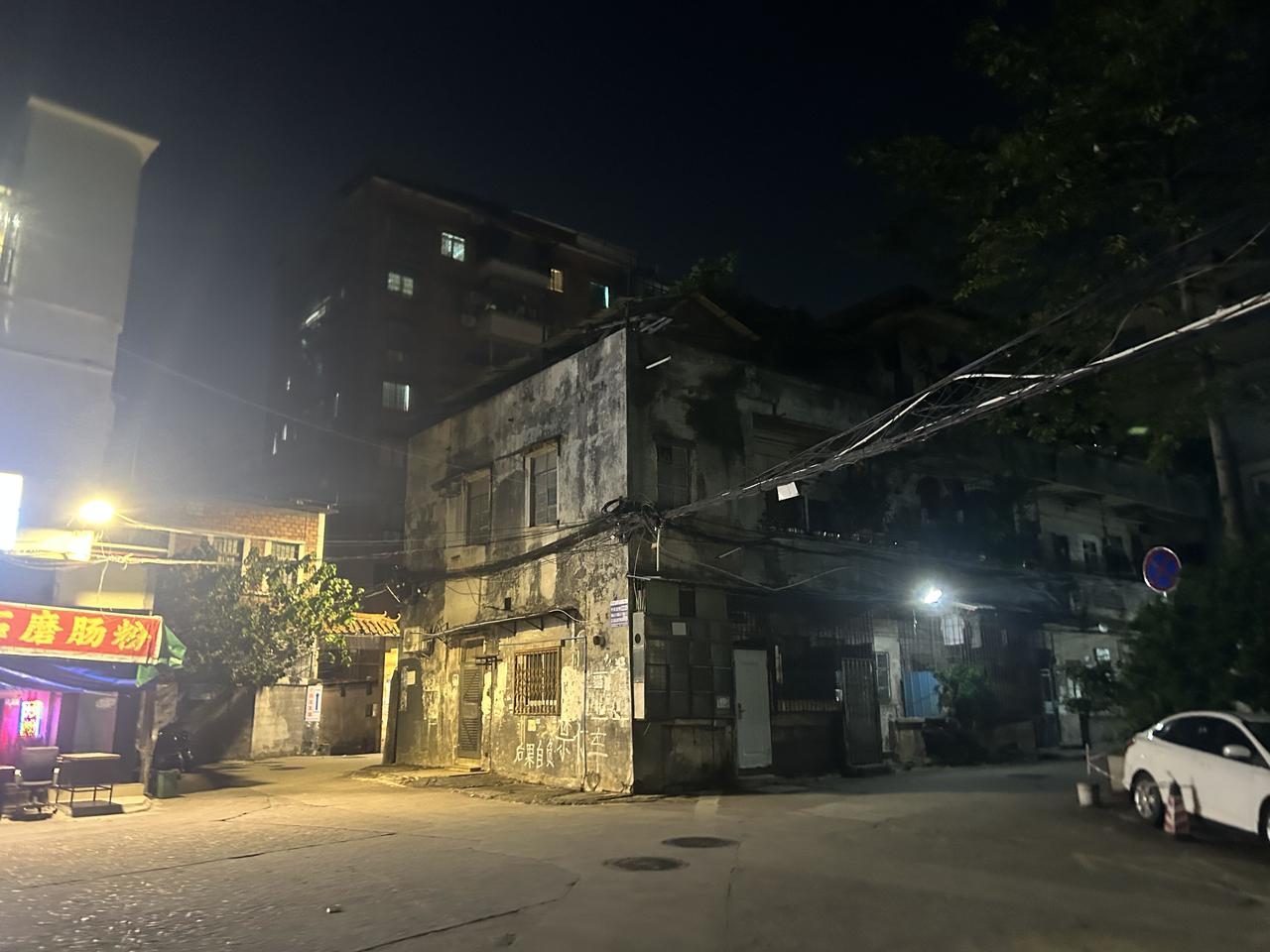 老街晚步，脚下是路，身旁满是人间旧事，每一步都是捡拾万家细碎故事。