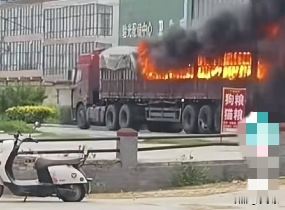 6月27日，河南滑县，一辆装载着废旧电池的货车在行驶中自燃，一路浓烟滚滚，由于周