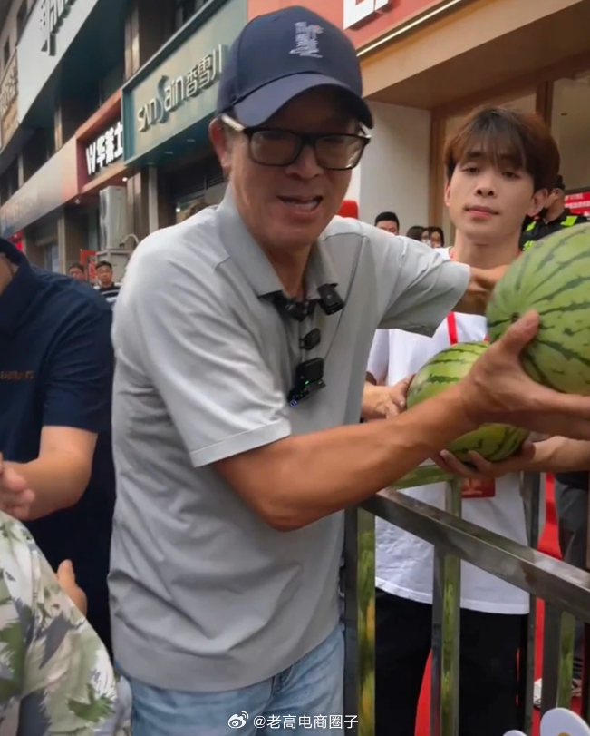 东方甄选外卖服务上线！俞敏洪现身郑州免费发西瓜... 