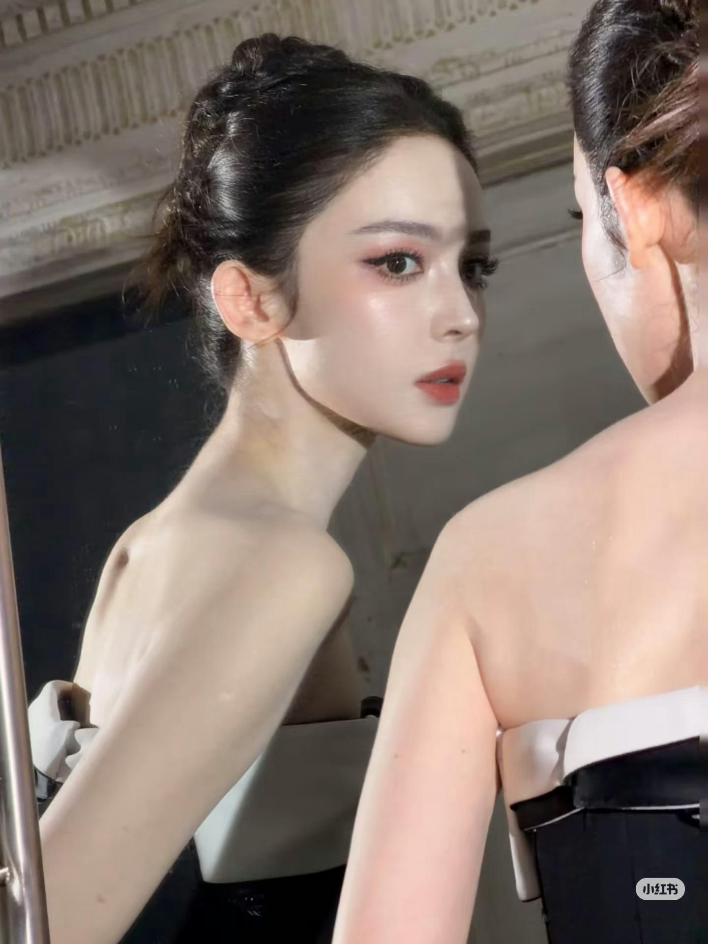 我滴神啊娜扎这个背这个肩颈看得我跪下来了怎么这么薄 ​​​