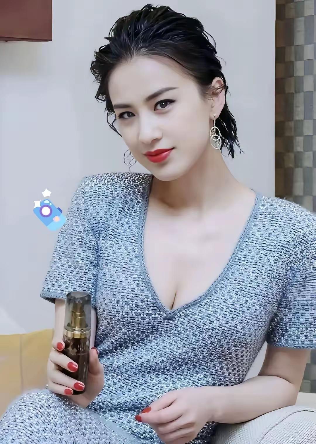 不过说实话，黄圣依是漂亮
以前在星爷的功夫电影里第一次看见黄圣依，觉得好哇塞、好