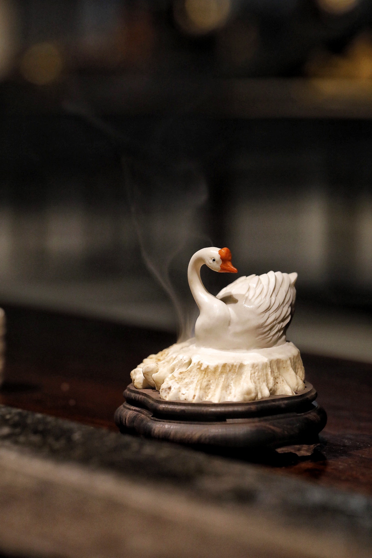 曲颈并非攀鹤势，清波自照玉精神。 