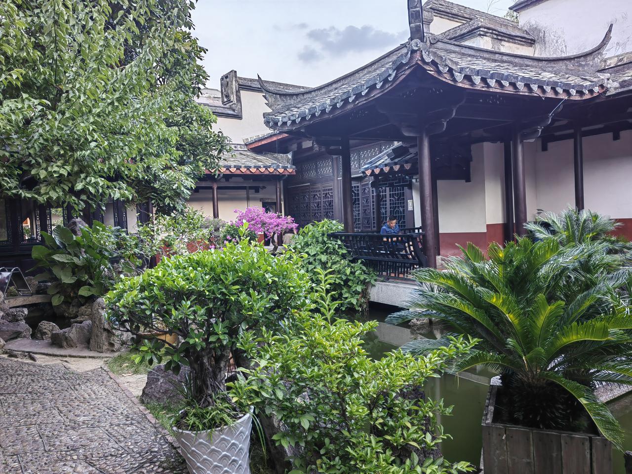 国庆请到福州来游玩，这是福州林则徐的故居，官到极品的林则徐家里有宽大的戏台，小桥