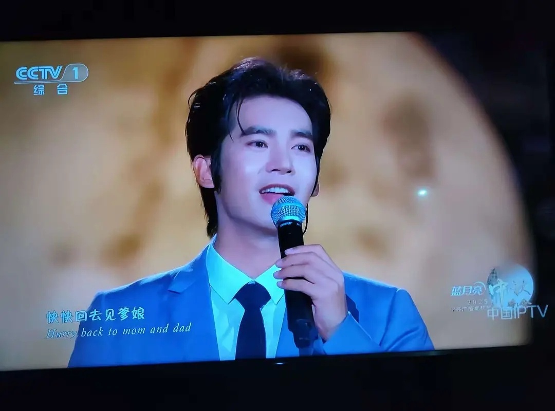 央视秋晚第一篇章最后一个节目，于适和蒋勤勤合唱《月光》，致敬中国电影诞生120周