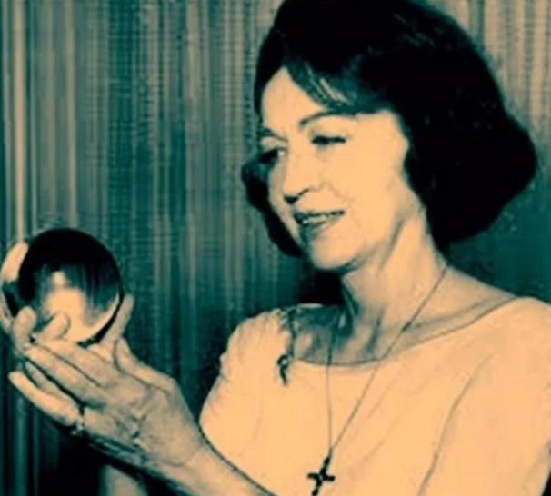 1997年，预言家珍妮·狄克逊在即将离世时对家人说道：“中国会在不久的将来，完全