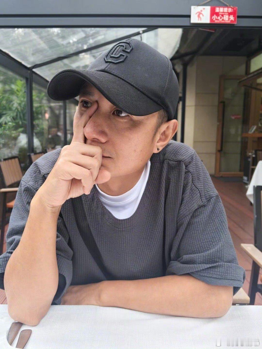 #文章模仿向佐动作#啊前两天才刷到模仿哥的下飞机的酷帅视频[憧憬][憧憬] ​​