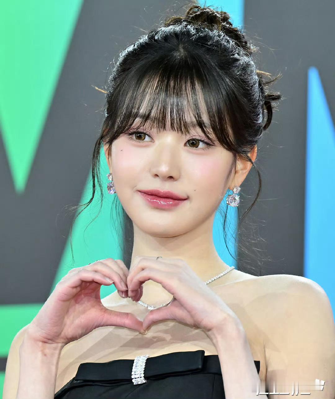 mma颁奖典礼 张元英主人级别的美貌。。小公主[爱你][爱你]好小一颗头！新闻图