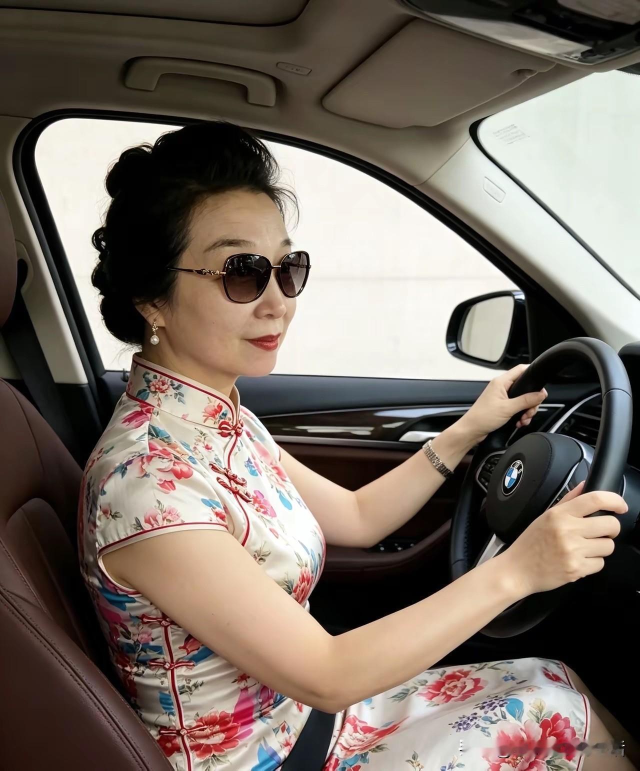 女人老了不可怕
但是
要有气质
要有经济实力
要有不靠男人生活的能力和勇气
即使