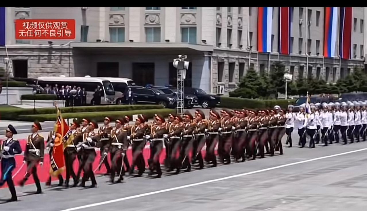 朝鲜人民军仪仗队，绝对世界第一，步伐雄壮，威武霸气，太震撼了。