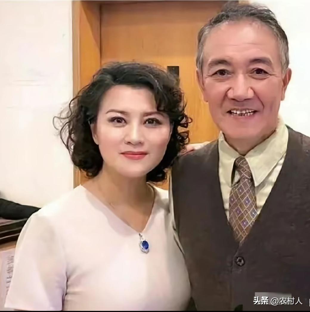 李幼斌与妻子史兰芽两人依偎在一起，画面满是温馨。史兰芽一身素衣，肤白貌美。精致的