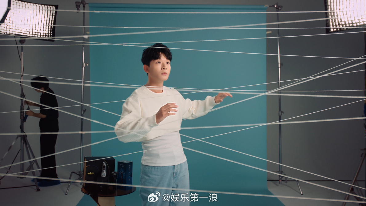 张晚意短片像拆快乐盲盒 看张晚意的最新短片，满屏都是拆盲盒的快乐！他从容应对家电
