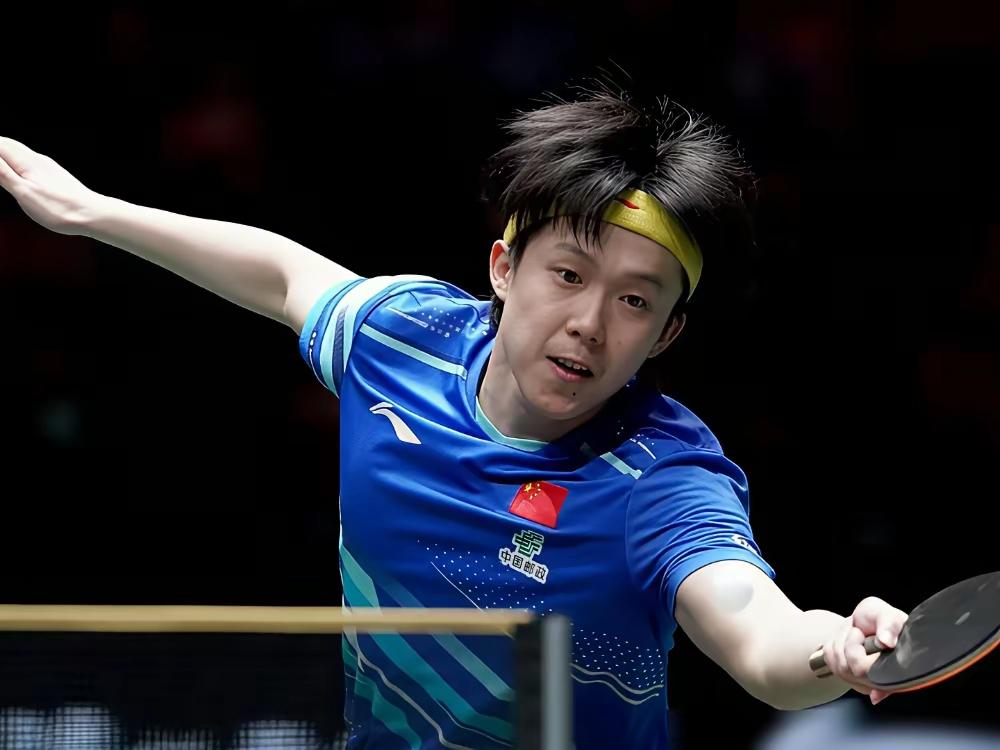 王楚钦鏖战勒布伦，
第六局胶着到揪心。
王皓在场边全程紧绷，
每一分都攥紧拳头，