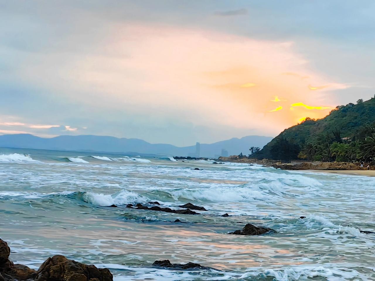 我与夕阳有个约会！（海南清水湾的美丽海滩）