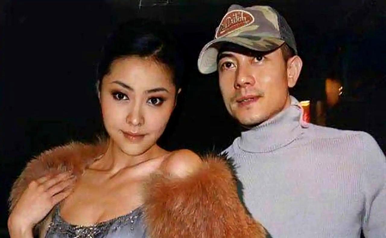别看方媛平时不声不响，真到节目里挑房间这事，反倒挺会拿捏分寸。
女生单间那会儿，