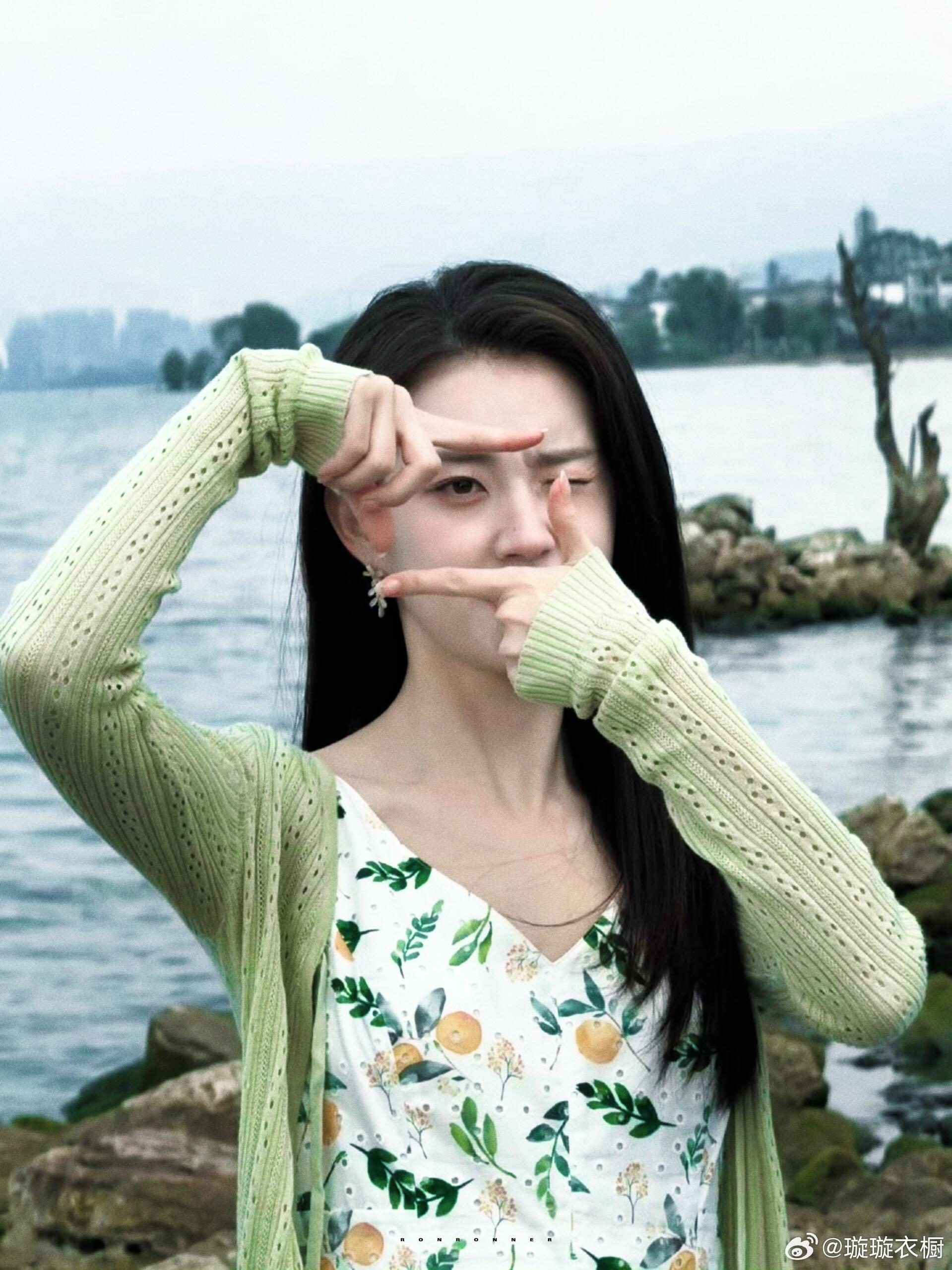 郭宇欣 我长了一张挺幸福的脸她的长相有种神奇的感染力——眉眼舒展时不自觉跟着放松