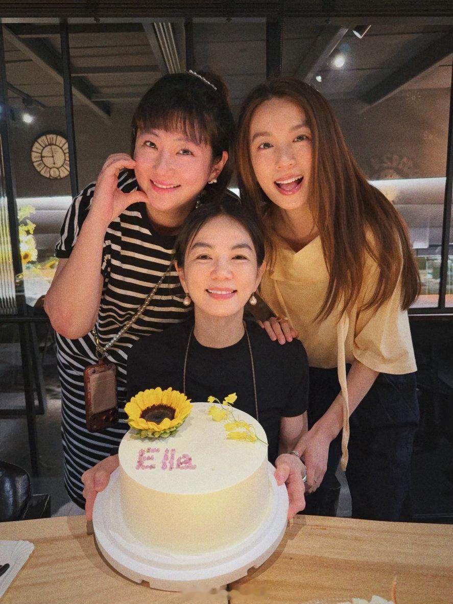SHE庆祝Ella45岁生日SHE为Ella庆生合照SHE合体庆祝Ella45生