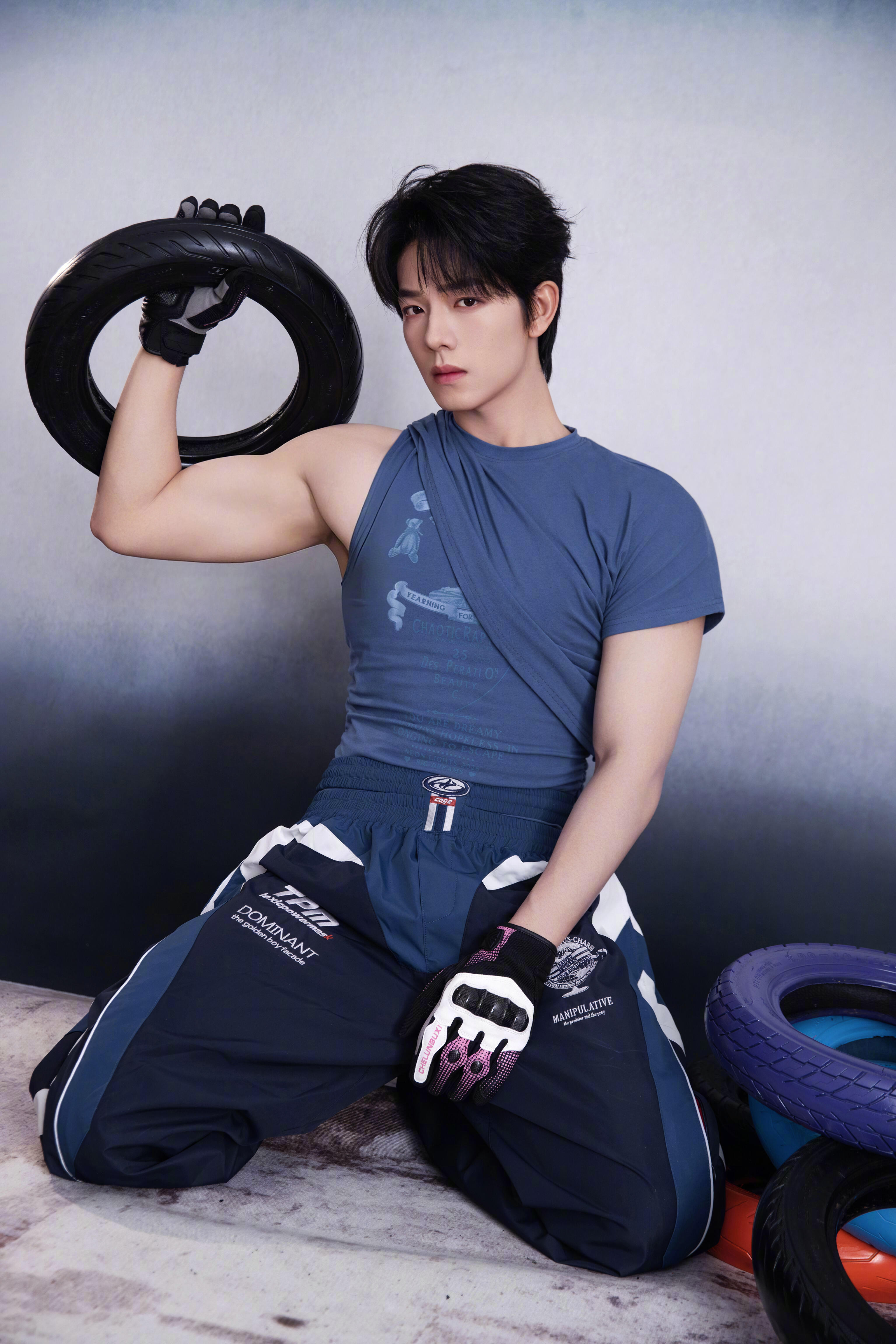 曾辉A爆了 曾辉A爆了！这股子劲儿是藏不住的，从里到外都透着一股生人勿近的酷，却