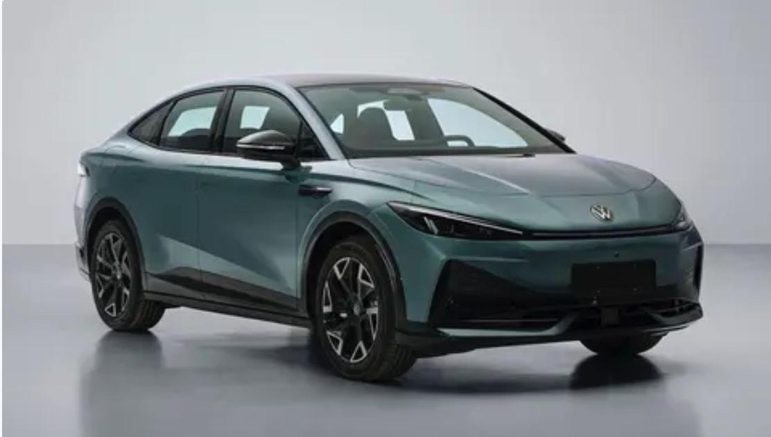 大众和小鹏合作的新动作来了，首款轿车产品“ 与众07”已经正式下线。这可不是一般