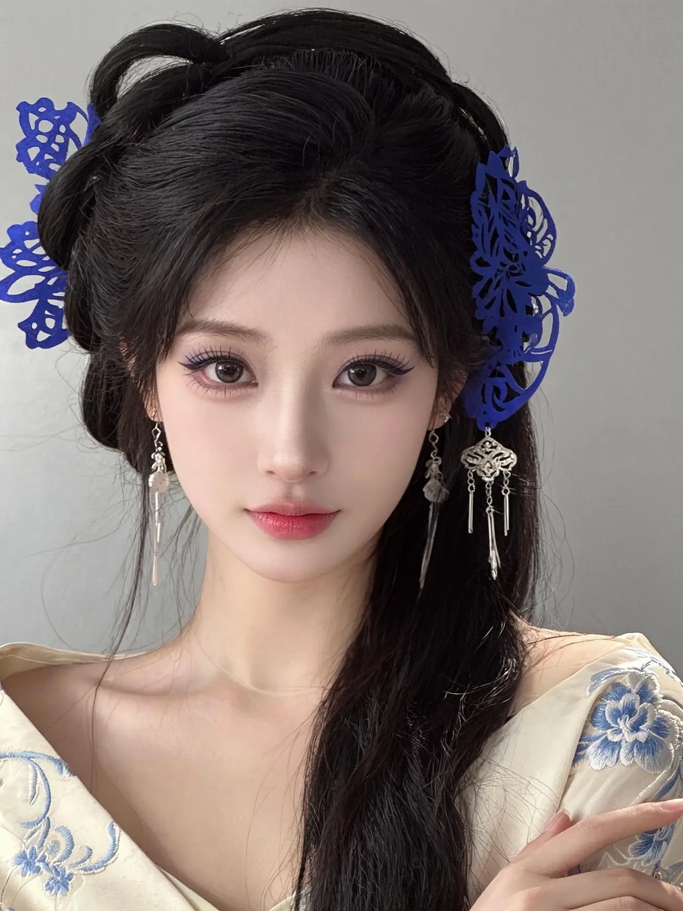 战国袍加非遗剪纸 久违的古风妩媚