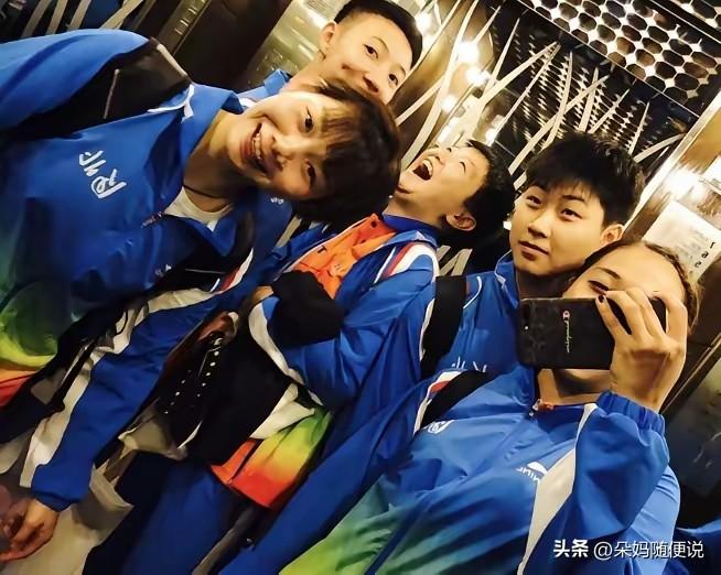 这也不知道是哪一年的孙颖莎笑的可真开心啊！大家的关注点都是在拍照，只有莎莎是真的