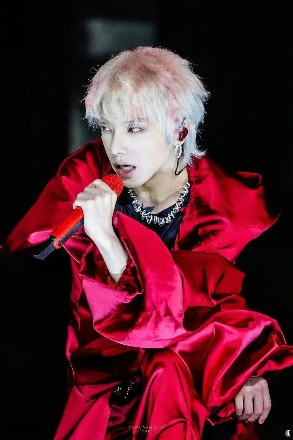 华晨宇12年前在快男获得冠军华晨宇的12年是一个歌手成长成熟的12年，已经可以看