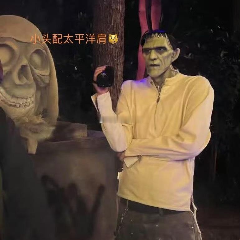 哈哈哈 他戴面具吃烤肠那一刻我是真没绷住[允悲]范丞丞cos绿巨人被认出  ​​