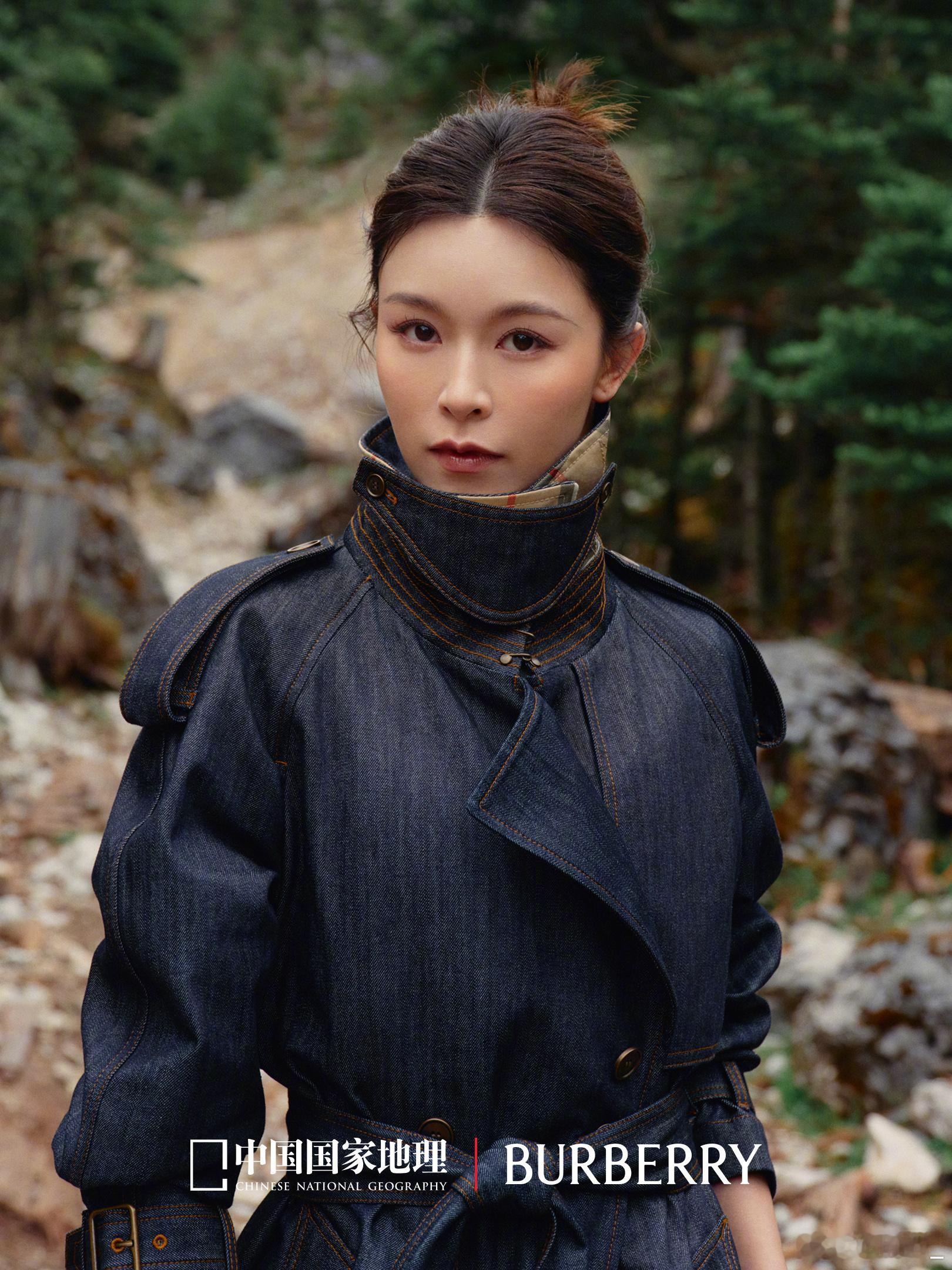 封面大片《与 Burberry 同行》奔赴香格里拉秘境。文咏珊和香格里拉的适配度
