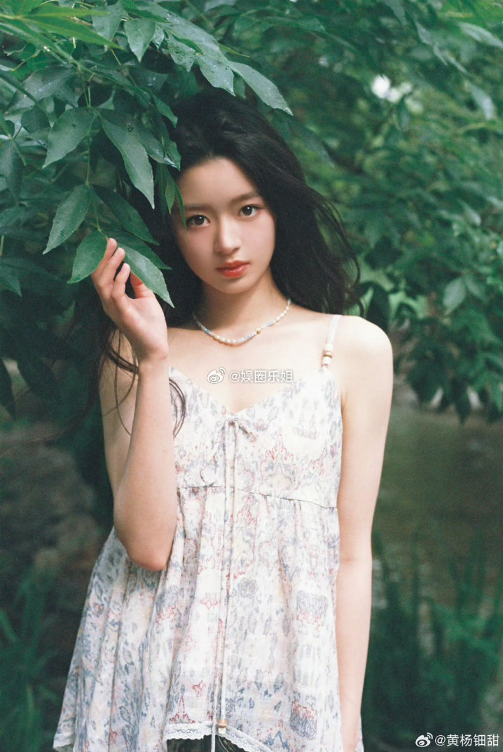 林间少女，清浅如风夏木绿意，满目温柔夏日与少女撞个满怀！生日快乐！黄杨钿甜19岁