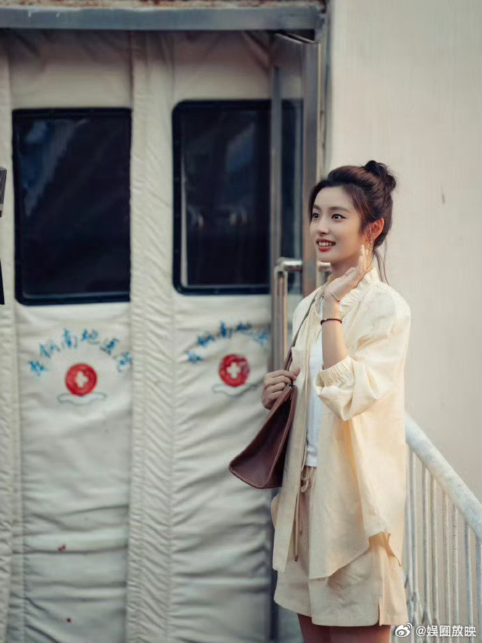 看徐若晗演戏感觉被抱了一下叶春春用风铃当镇定剂，陪小满重建花房。徐若晗身上那股温