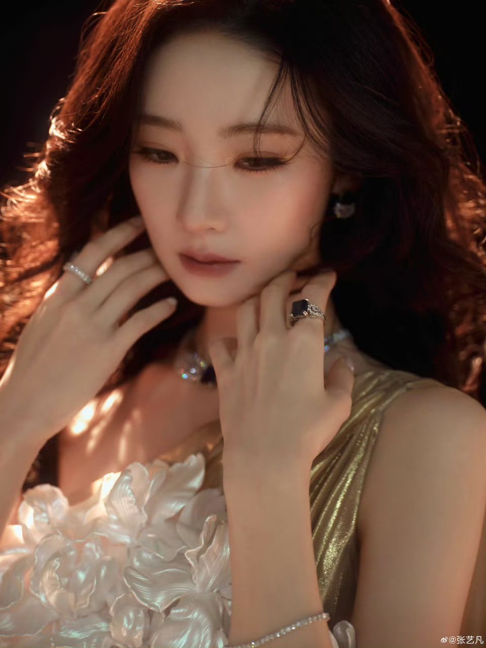 张艺凡 时代峰峻果然不养闲人 天生属于舞台的圣女，张艺凡T台首秀仪态万方，身材比