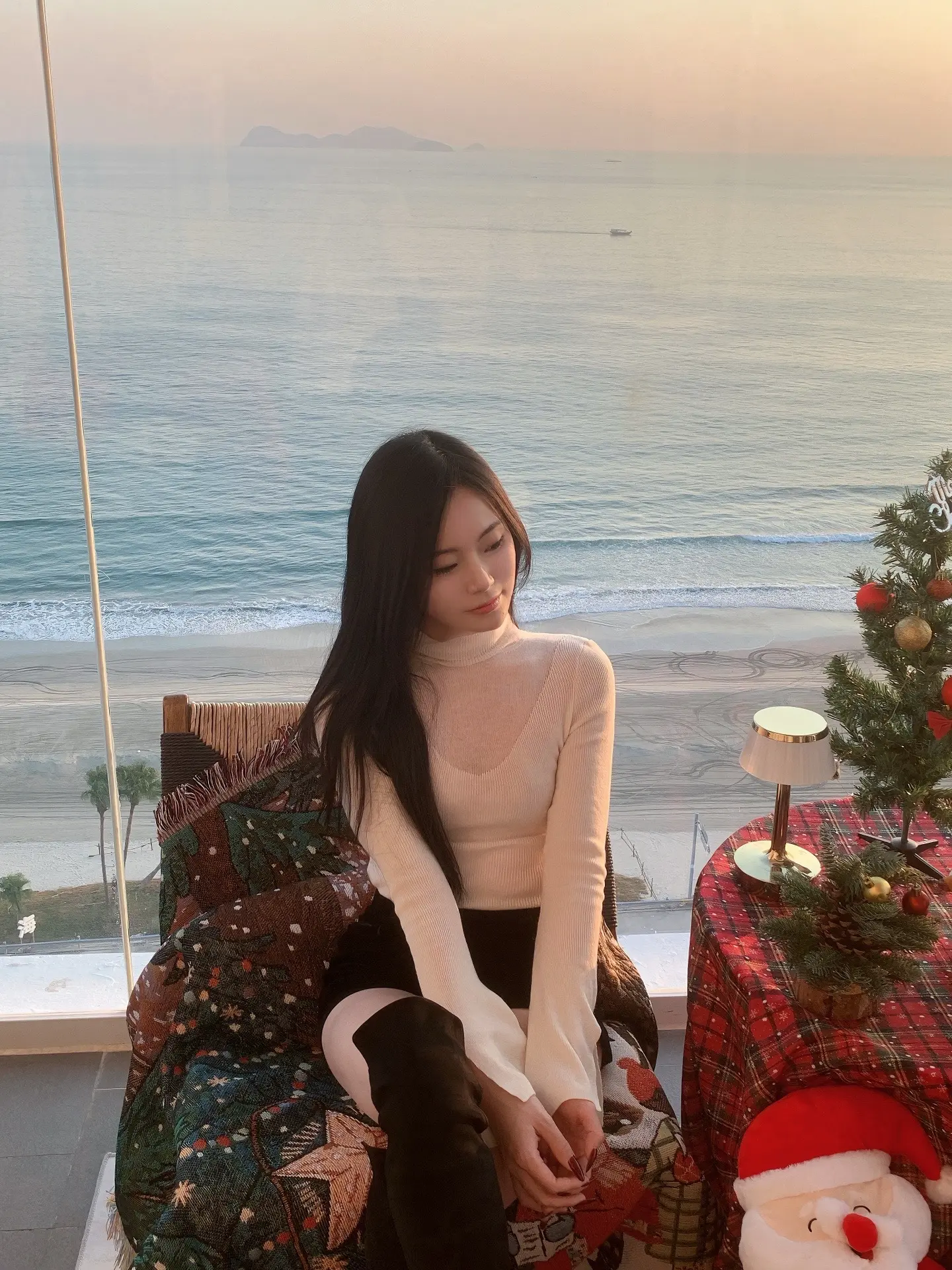 亲爱的圣诞老人 我意识到每个冬天都如此漫长 我许愿我有一条很长很长的围...