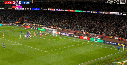 阿森纳2比0埃弗顿-  精彩进球：第90+7分钟，皮克福德弃门参与进攻，道曼过人