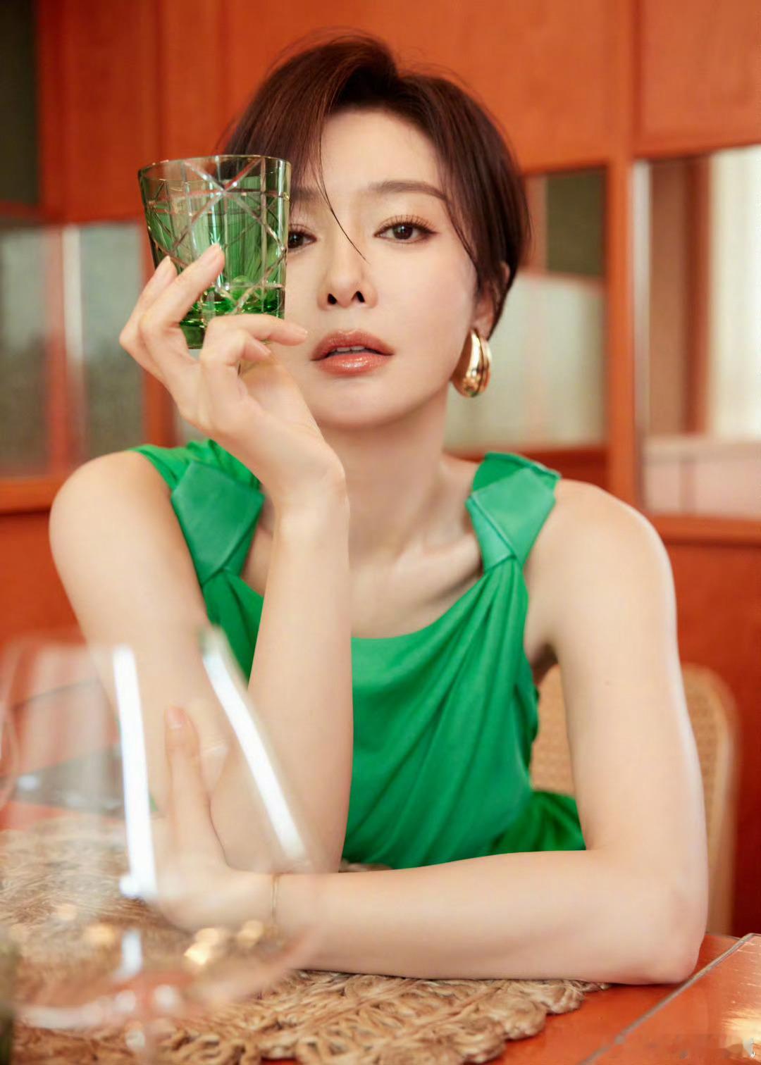 秦岚这次换了新发型，搭配清新绿裙，瞬间美得让人眼前一亮。短发与腰线完美结合，绿裙