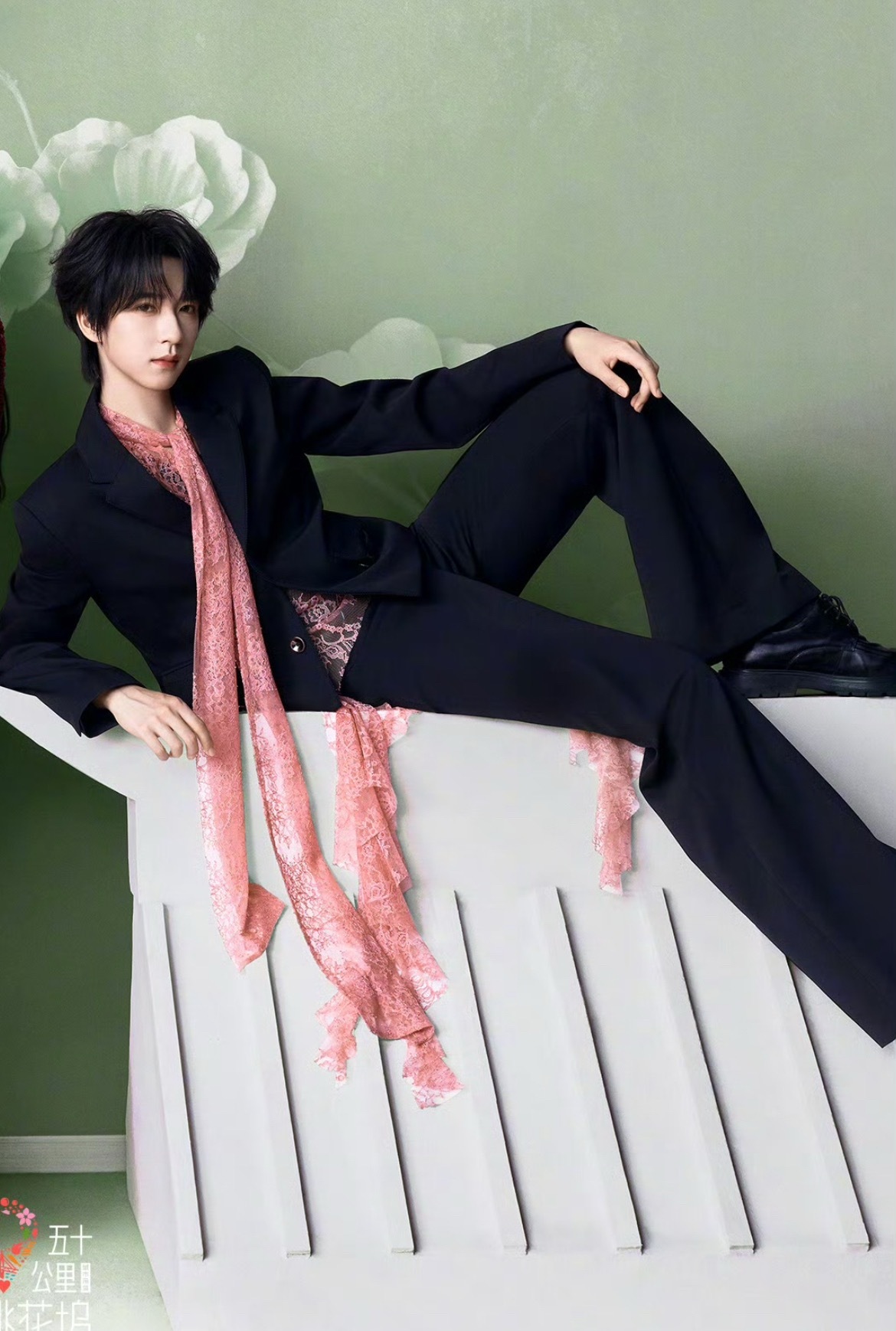 VOGUE拍的贺峻霖贺峻霖桃花坞VOGUE新中式大片全黑西装look+粉色飘带，