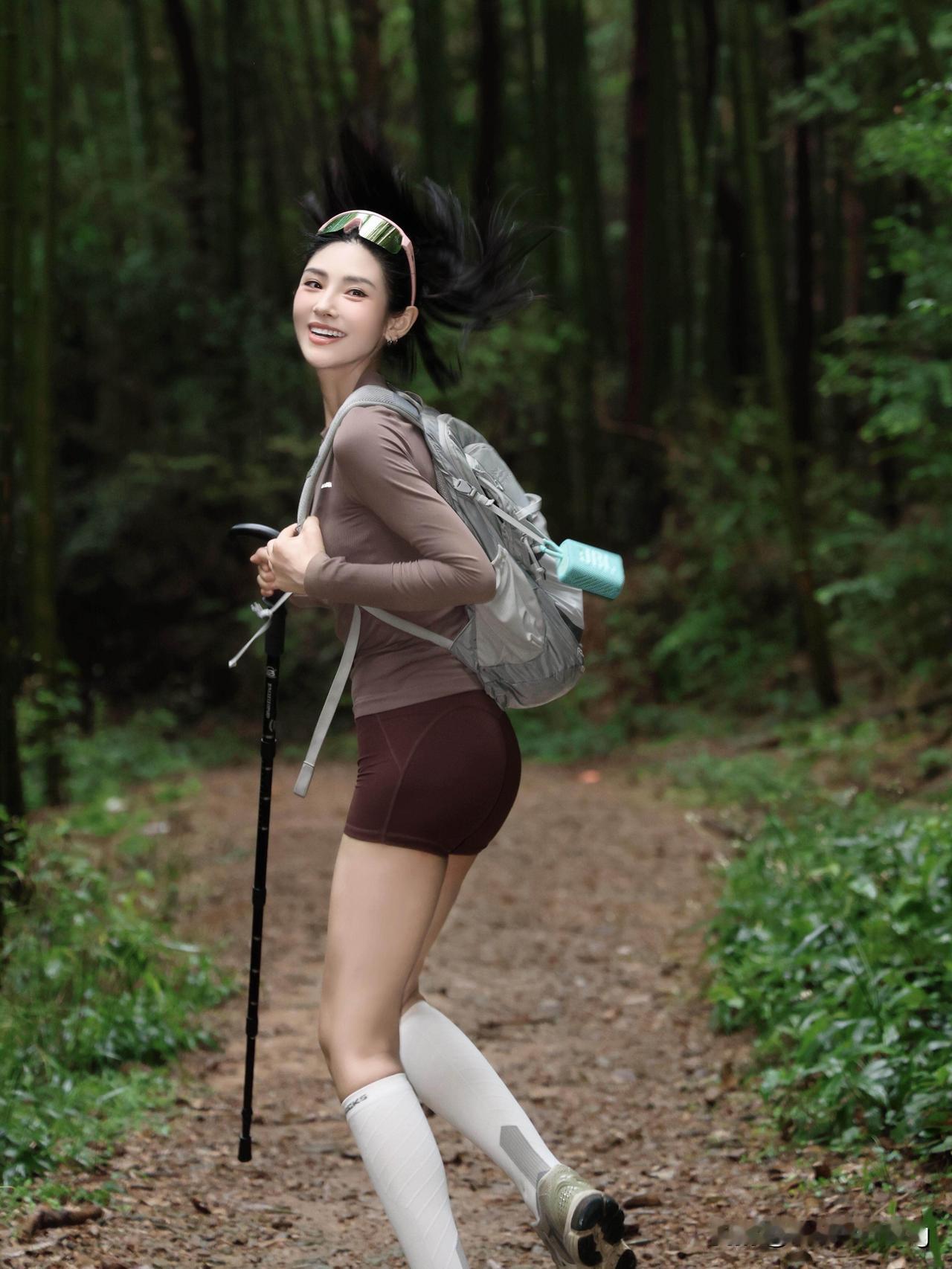 现在山上的颜色都变啦，就好像有人悄悄给它们换了新衣裳似的。
地上全是落叶，软软乎