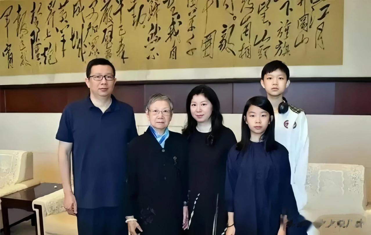 刘思齐与家人，在毛主席纪念堂留下的一张珍贵合影，画面中左起分别为杨小英（长子）、