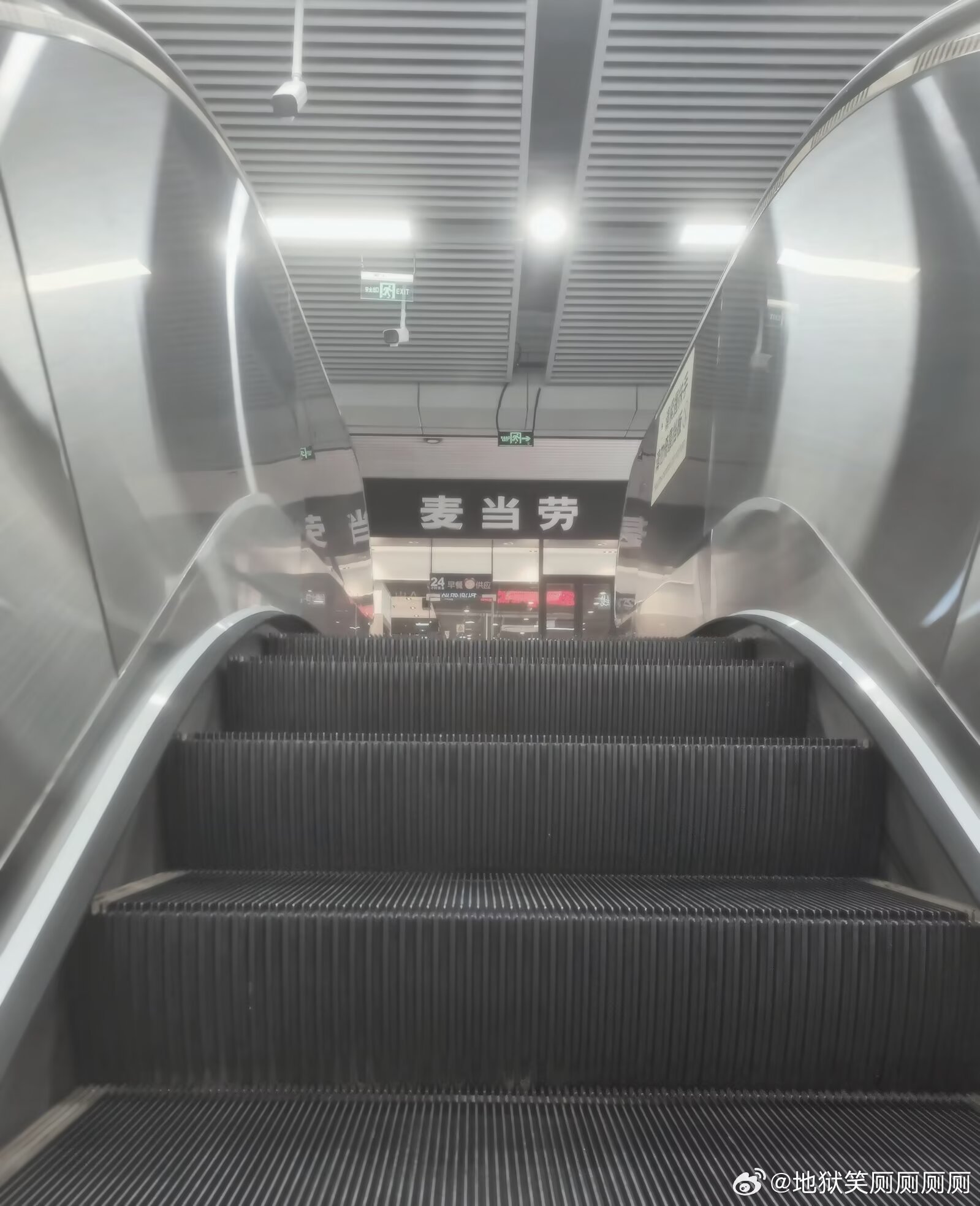 1222坐这个电梯麦当劳会在视线尽头缓缓浮现所以说天国的尽头其实是麦当劳 