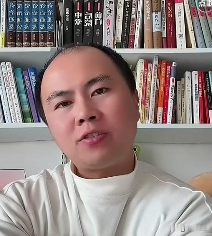 俗话说“常在河边走，哪有不湿鞋”。秃哥投资踩雷华夏幸福，好在他采取的是分散投资策