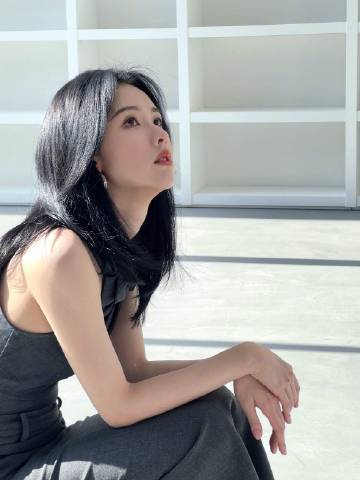 陈都灵夏日新美照陈都灵苹果甜妹陈都灵的夏日瞬间！红苹果带着果香，她的笑意，让整个